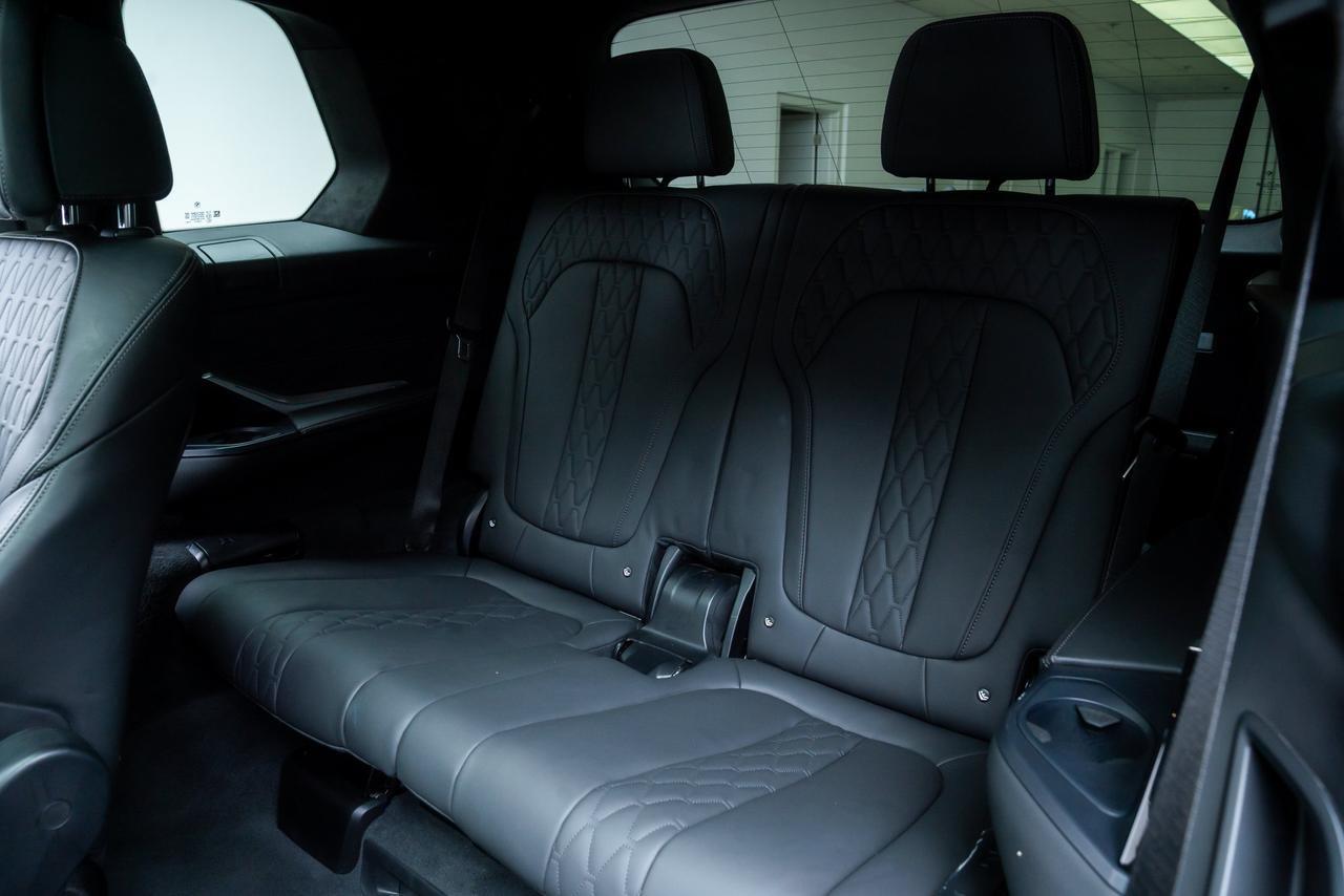 2024 BMW X7 M60i M Sport Package / Executive Package / Gentian Blue Portland OR