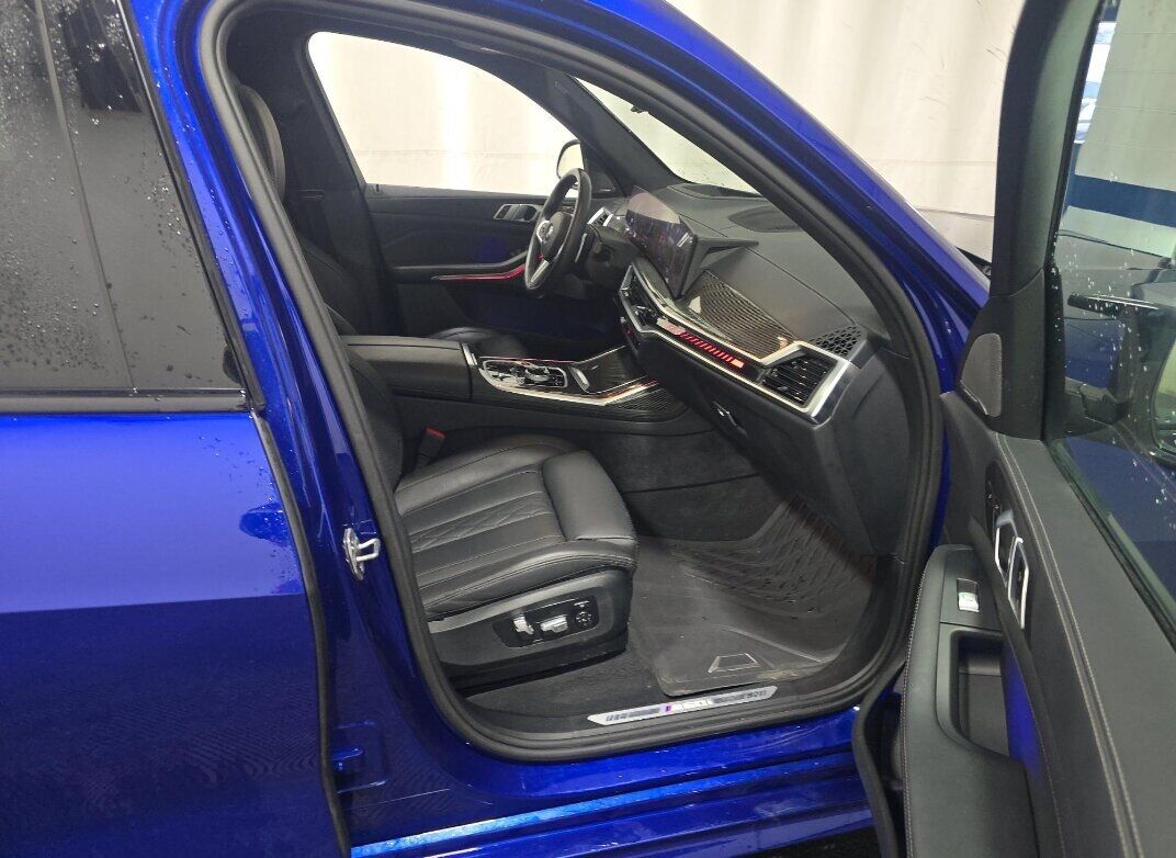 2024 BMW X7 M60i Second Row Captain's Chairs Massage Seats Portland OR