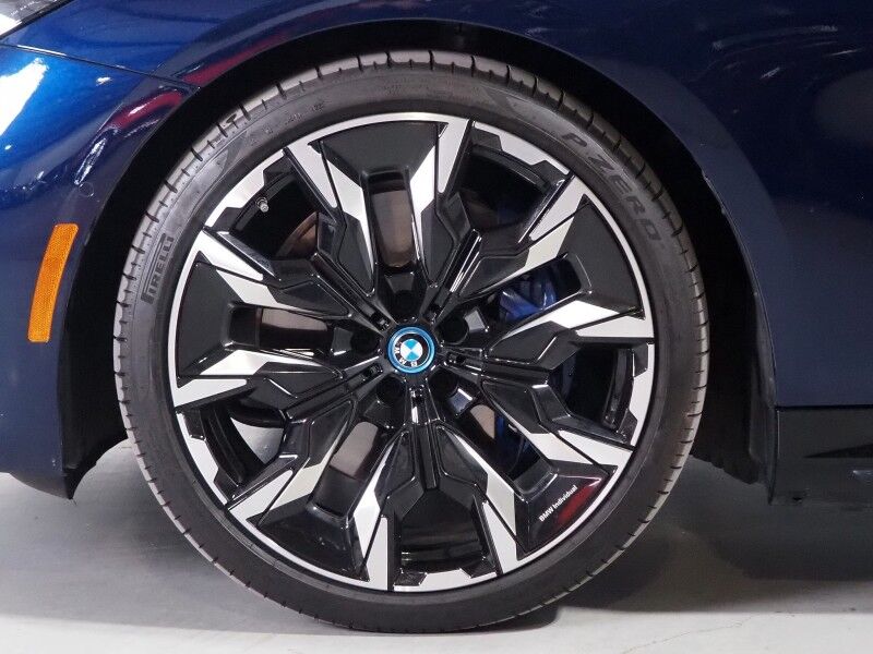 2024 BMW i5 eDrive40 Sedan *M SPORT, EXECUTIVE PKG, DRIVING ASSIST PRO PKG, HEADS-UP DISPLAY, NAVIGATION, ADAPTIVE CRUISE, SAFETY ALERTS, 360 CAMERAS, SKY LOUNGE ROOF, MERINO LEATHER, CLIMATE/MULTI-FUNCTION SEATS, BOWERS & WILKINS Round Rock TX