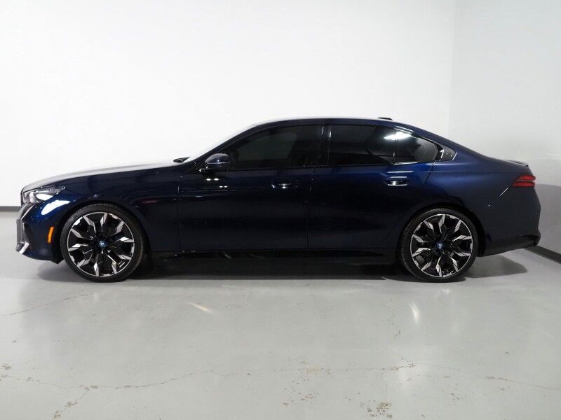 2024 BMW i5 eDrive40 Sedan *M SPORT, EXECUTIVE PKG, DRIVING ASSIST PRO PKG, HEADS-UP DISPLAY, NAVIGATION, ADAPTIVE CRUISE, SAFETY ALERTS, 360 CAMERAS, SKY LOUNGE ROOF, MERINO LEATHER, CLIMATE/MULTI-FUNCTION SEATS, BOWERS & WILKINS Round Rock TX