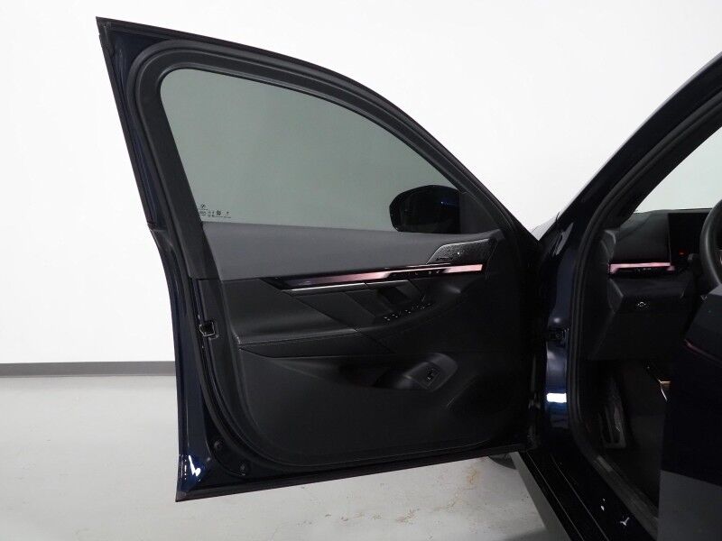 2024 BMW i5 eDrive40 Sedan *M SPORT, EXECUTIVE PKG, DRIVING ASSIST PRO PKG, HEADS-UP DISPLAY, NAVIGATION, ADAPTIVE CRUISE, SAFETY ALERTS, 360 CAMERAS, SKY LOUNGE ROOF, MERINO LEATHER, CLIMATE/MULTI-FUNCTION SEATS, BOWERS & WILKINS Round Rock TX