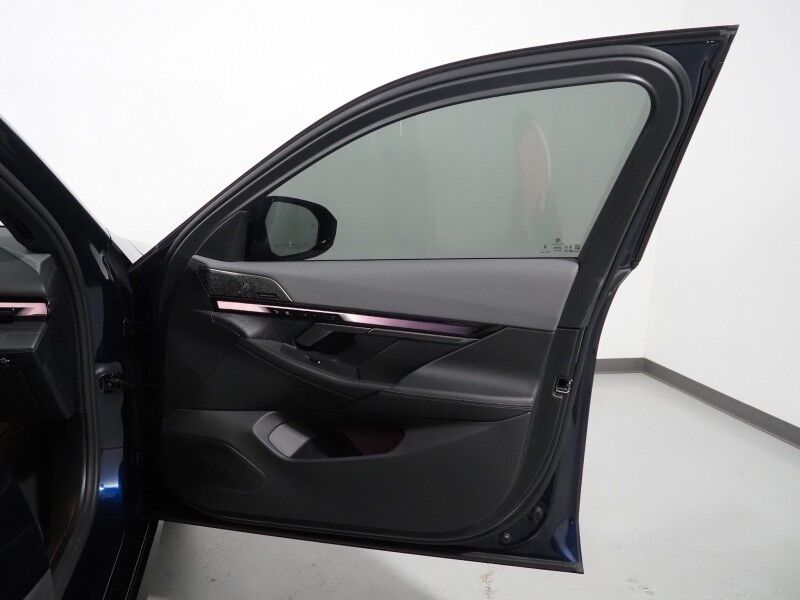 2024 BMW i5 eDrive40 Sedan *M SPORT, EXECUTIVE PKG, DRIVING ASSIST PRO PKG, HEADS-UP DISPLAY, NAVIGATION, ADAPTIVE CRUISE, SAFETY ALERTS, 360 CAMERAS, SKY LOUNGE ROOF, MERINO LEATHER, CLIMATE/MULTI-FUNCTION SEATS, BOWERS & WILKINS Round Rock TX