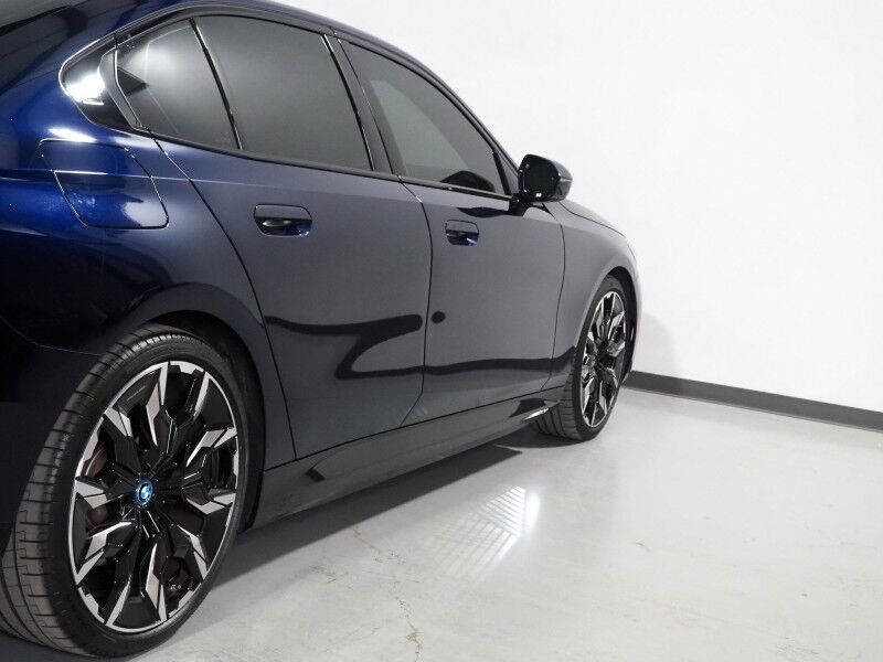 2024 BMW i5 eDrive40 Sedan *M SPORT, EXECUTIVE PKG, DRIVING ASSIST PRO PKG, HEADS-UP DISPLAY, NAVIGATION, ADAPTIVE CRUISE, SAFETY ALERTS, 360 CAMERAS, SKY LOUNGE ROOF, MERINO LEATHER, CLIMATE/MULTI-FUNCTION SEATS, BOWERS & WILKINS Round Rock TX
