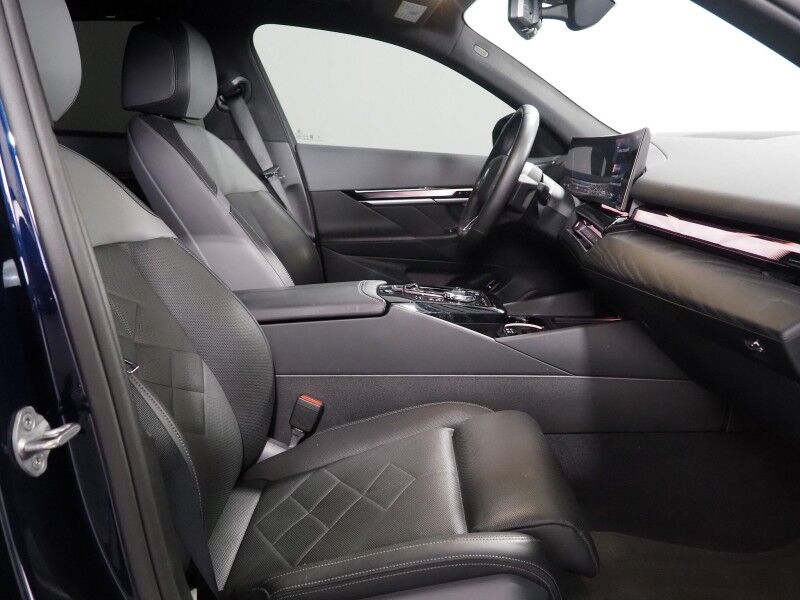 2024 BMW i5 eDrive40 Sedan *M SPORT, EXECUTIVE PKG, DRIVING ASSIST PRO PKG, HEADS-UP DISPLAY, NAVIGATION, ADAPTIVE CRUISE, SAFETY ALERTS, 360 CAMERAS, SKY LOUNGE ROOF, MERINO LEATHER, CLIMATE/MULTI-FUNCTION SEATS, BOWERS & WILKINS Round Rock TX