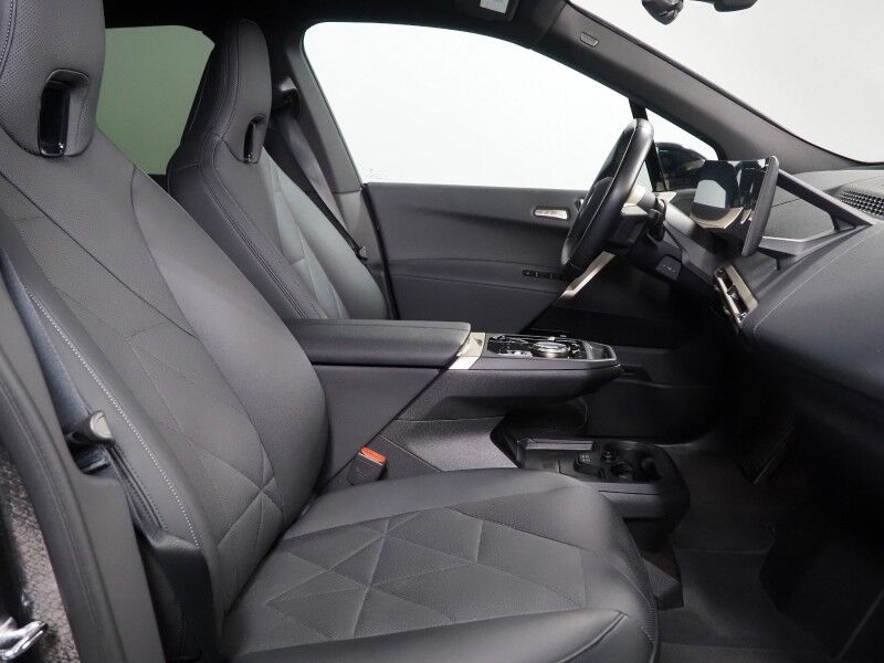 2024 BMW iX xDrive50 AWD *DRIVING ASSIST PRO, HEADS-UP DISPLAY, NAVIGATION, LIVE COCKPIT PRO, ADAPTIVE CRUISE, SAFETY ALERTS, 360 CAMERAS, PANO ECLIPSING GLASS ROOF, HEATED MULTI-FUNCTION SEATS, HEATED STEERING, HARMAN/KARDON, WIRELESS CHARGING Round Rock TX