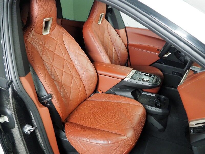 2024 BMW iX xDrive50 AWD *SPORT PKG, DRIVING ASSIST PRO, HEADS-UP DISPLAY, NAVIGATION, ADAPTIVE CRUISE, SAFETY ALERTS, 360 CAMERAS, PANO ECLIPSING GLASS ROOF, LEATHER, CLIMATE SEATS, 22 INCH WHEELS, HARMAN/KARDON, WIRELESS CHARGING