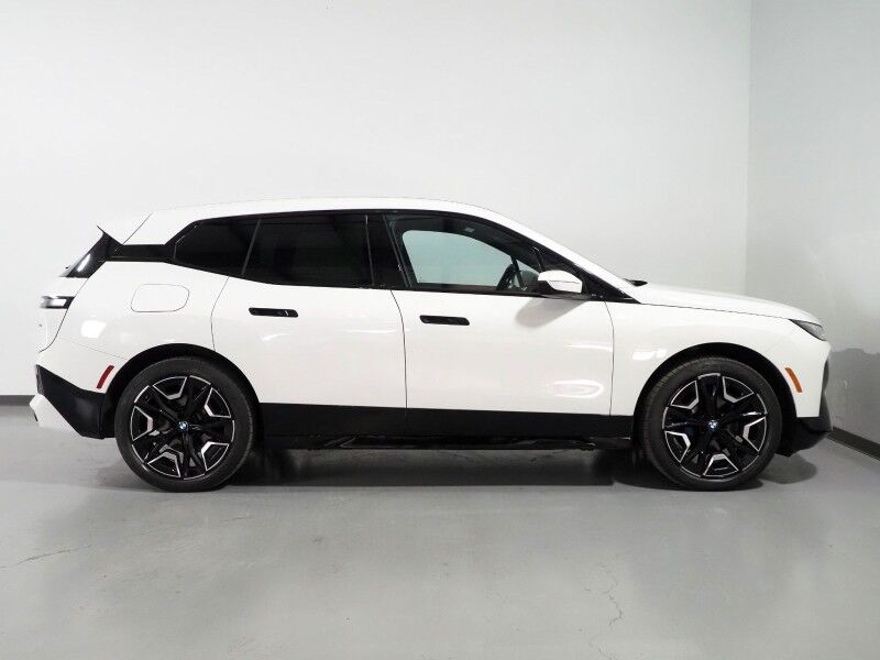 2024 BMW iX xDrive50 AWD *SPORT PKG, DRIVING ASSIST PRO, HEADS-UP DISPLAY, NAVIGATION, ADAPTIVE CRUISE, SAFETY ALERTS, 360 CAMERAS, PANO ECLIPSING GLASS ROOF, LEATHER, CLIMATE SEATS, 22 INCH WHEELS, HARMAN/KARDON, WIRELESS CHARGING Round Rock TX