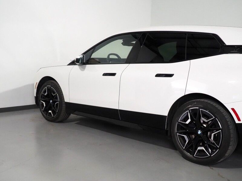 2024 BMW iX xDrive50 AWD *SPORT PKG, DRIVING ASSIST PRO, HEADS-UP DISPLAY, NAVIGATION, ADAPTIVE CRUISE, SAFETY ALERTS, 360 CAMERAS, PANO ECLIPSING GLASS ROOF, LEATHER, CLIMATE SEATS, 22 INCH WHEELS, HARMAN/KARDON, WIRELESS CHARGING Round Rock TX