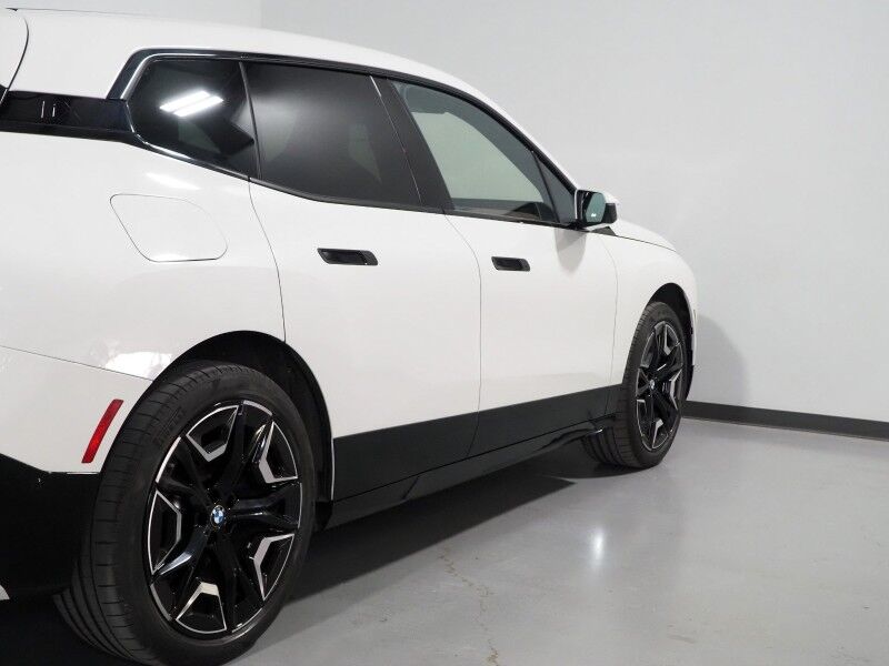 2024 BMW iX xDrive50 AWD *SPORT PKG, DRIVING ASSIST PRO, HEADS-UP DISPLAY, NAVIGATION, ADAPTIVE CRUISE, SAFETY ALERTS, 360 CAMERAS, PANO ECLIPSING GLASS ROOF, LEATHER, CLIMATE SEATS, 22 INCH WHEELS, HARMAN/KARDON, WIRELESS CHARGING Round Rock TX