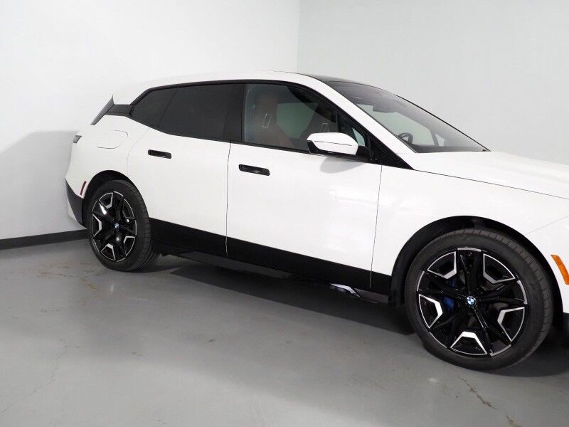 2024 BMW iX xDrive50 AWD *SPORT PKG, DRIVING ASSIST PRO, HEADS-UP DISPLAY, NAVIGATION, ADAPTIVE CRUISE, SAFETY ALERTS, 360 CAMERAS, PANO ECLIPSING GLASS ROOF, LEATHER, CLIMATE SEATS, 22 INCH WHEELS, HARMAN/KARDON, WIRELESS CHARGING Round Rock TX