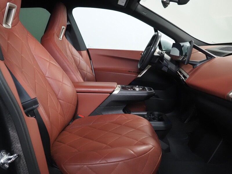 2024 BMW iX xDrive50 AWD *SPORT PKG, DRIVING ASSIST PRO, HEADS-UP DISPLAY, NAVIGATION, ADAPTIVE CRUISE, SAFETY ALERTS, 360 CAMERAS, PANO ECLIPSING GLASS ROOF, LEATHER, CLIMATE SEATS, 22 INCH WHEELS, HARMAN/KARDON, WIRELESS CHARGING Round Rock TX