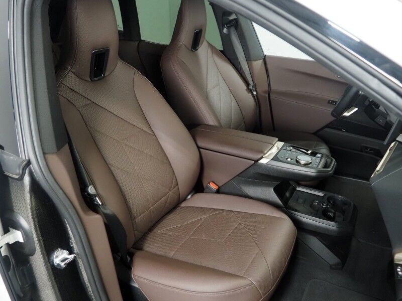 2024 BMW iX xDrive50 AWD *SPORT PKG, DRIVING ASSIST PRO, HEADS-UP DISPLAY, NAVIGATION, ADAPTIVE CRUISE, SAFETY ALERTS, 360 CAMERAS, PANO ECLIPSING MOONROOF, CLIMATE/MULTI-CONTOUR SEATS, HARMAN/KARDON, WIRELESS CHARGING