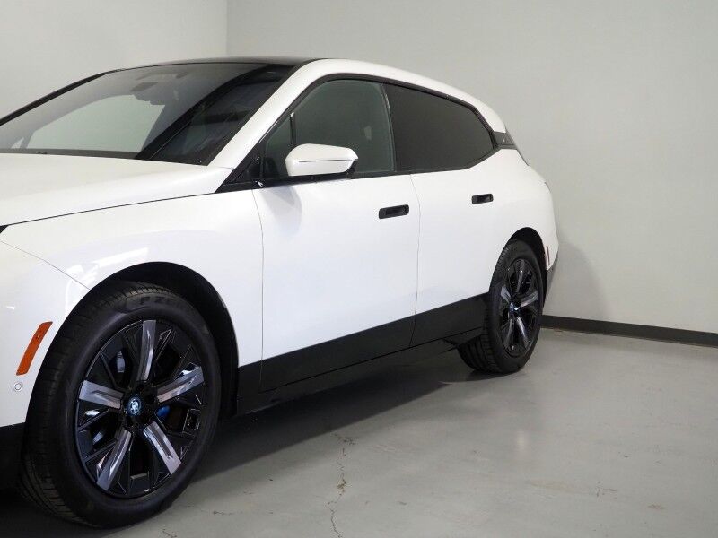 2024 BMW iX xDrive50 AWD *SPORT PKG, DRIVING ASSIST PRO, HEADS-UP DISPLAY, NAVIGATION, ADAPTIVE CRUISE, SAFETY ALERTS, 360 CAMERAS, PANO ECLIPSING MOONROOF, CLIMATE/MULTI-CONTOUR SEATS, HARMAN/KARDON, WIRELESS CHARGING Round Rock TX