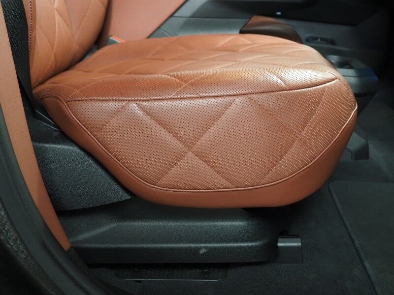 2024 BMW iX xDrive50 AWD *SPORT PKG, DRIVING ASSIST PRO, HEADS-UP DISPLAY, NAVIGATION, ADAPTIVE CRUISE, SAFETY ALERTS, 360 CAMERAS, PANO ECLIPSING MOONROOF, LEATHER, CLIMATE SEATS, 22 INCH WHEELS, HARMAN/KARDON, WIRELESS CHARGING Round Rock TX