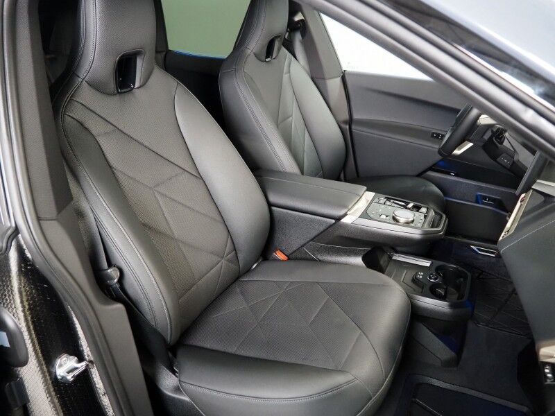 2024 BMW iX xDrive50 AWD *SPORT PKG, HEADS-UP DISPLAY, NAVIGATION, LIVE COCKPIT PRO, SAFETY ALERTS, 360 VIEW CAMERAS, PANO ECLIPSING MOONROOF, HEATED SEATS/STEERING, 22 INCH WHEELS, HARMAN/KARDON, WIRELESS CHARGING