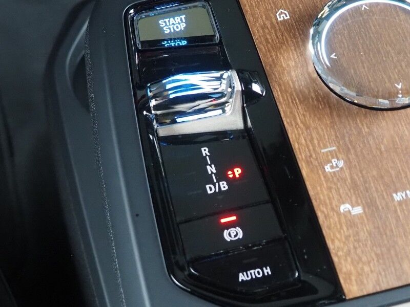 2024 BMW iX xDrive50 AWD *SPORT & LUXURY PKGS, DRIVING ASSIST PRO, HEADS-UP DISPLAY, NAVIGATION, ADAPTIVE CRUISE, SAFETY ALERTS, 360 CAMERAS, PANO ECLIPSING MOONROOF, CLIMATE/MULTI-FUNCTION SEATS, HARMAN/KARDON, WIRELESS CHARGING Round Rock TX