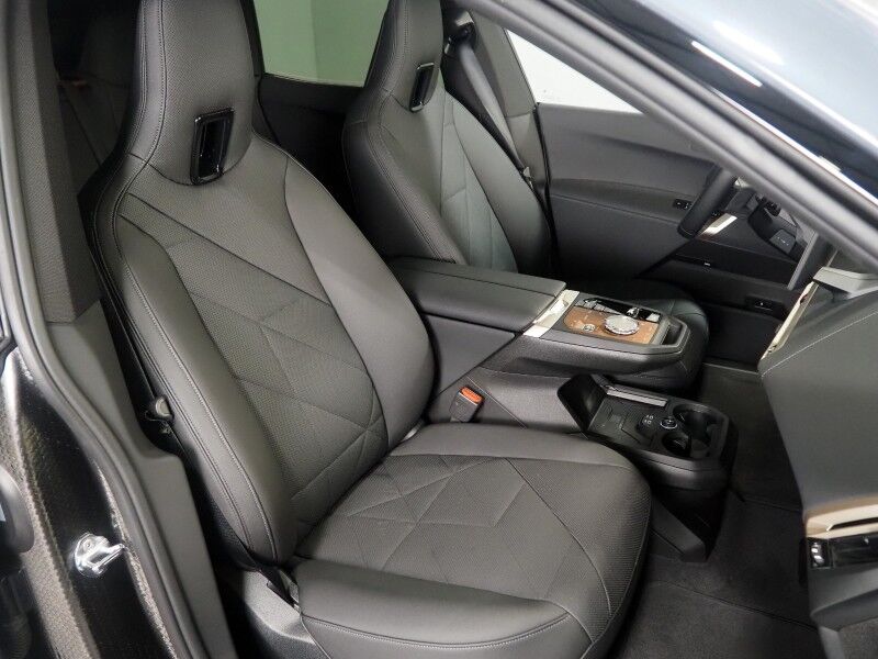 2024 BMW iX xDrive50 AWD *SPORT & LUXURY PKGS, DRIVING ASSIST PRO, HEADS-UP DISPLAY, NAVIGATION, ADAPTIVE CRUISE, SAFETY ALERTS, 360 CAMERAS, PANO ECLIPSING MOONROOF, CLIMATE/MULTI-FUNCTION SEATS, HARMAN/KARDON, WIRELESS CHARGING