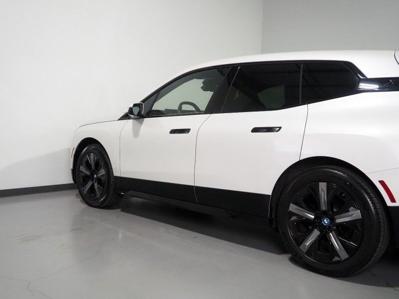 2024 BMW iX xDrive50 AWD *SPORT & LUXURY PKGS, DRIVING ASSIST PRO, HEADS-UP DISPLAY, NAVIGATION, ADAPTIVE CRUISE, SAFETY ALERTS, 360 CAMERAS, PANO ECLIPSING MOONROOF, HEATED/MULTI-FUNCTION SEATS, HARMAN/KARDON, WIRELESS CHARGING Round Rock TX