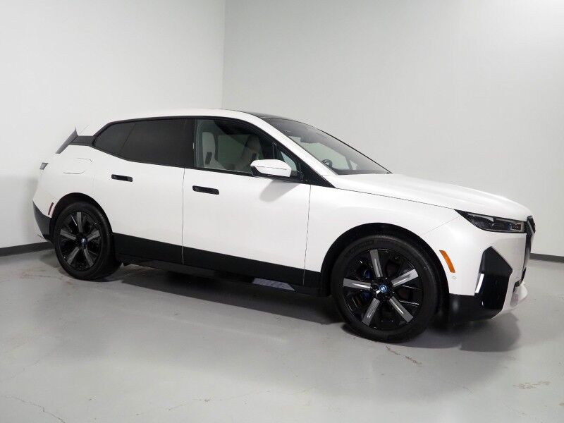 2024 BMW iX xDrive50 AWD *SPORT & LUXURY PKGS, DRIVING ASSIST PRO, HEADS-UP DISPLAY, NAVIGATION, ADAPTIVE CRUISE, SAFETY ALERTS, 360 CAMERAS, PANO ECLIPSING MOONROOF, HEATED/MULTI-FUNCTION SEATS, HARMAN/KARDON, WIRELESS CHARGING