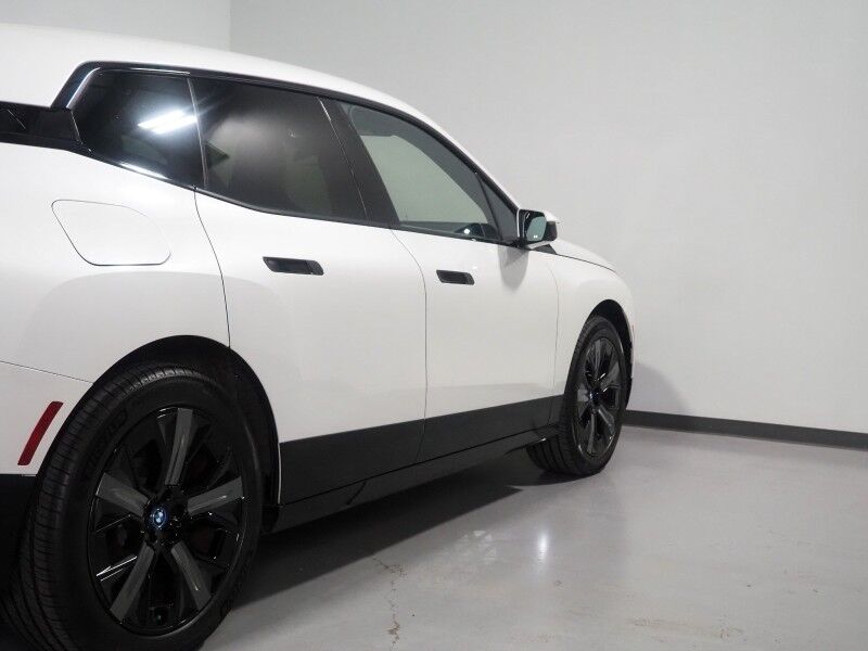 2024 BMW iX xDrive50 AWD *SPORT & LUXURY PKGS, DRIVING ASSIST PRO, HEADS-UP DISPLAY, NAVIGATION, ADAPTIVE CRUISE, SAFETY ALERTS, 360 CAMERAS, PANO ECLIPSING MOONROOF, HEATED/MULTI-FUNCTION SEATS, HARMAN/KARDON, WIRELESS CHARGING Round Rock TX