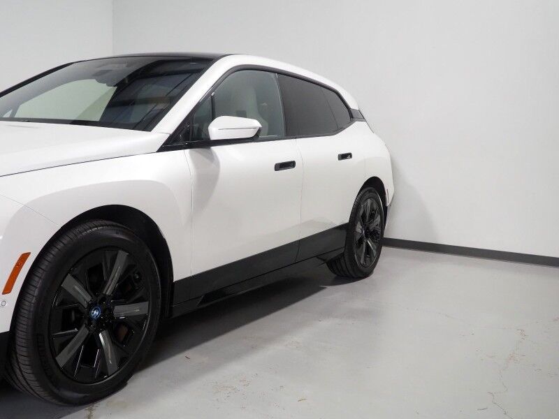 2024 BMW iX xDrive50 AWD *SPORT & LUXURY PKGS, DRIVING ASSIST PRO, HEADS-UP DISPLAY, NAVIGATION, ADAPTIVE CRUISE, SAFETY ALERTS, 360 CAMERAS, PANO ECLIPSING MOONROOF, HEATED/MULTI-FUNCTION SEATS, HARMAN/KARDON, WIRELESS CHARGING Round Rock TX
