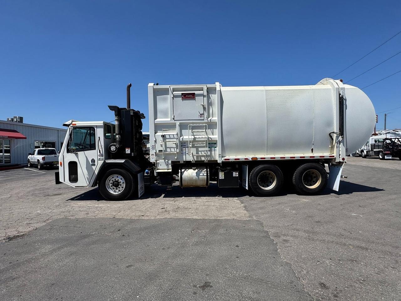 2024 Battle Motors LET 2 31 yd Pac Tech Side Loader Garbage Truck