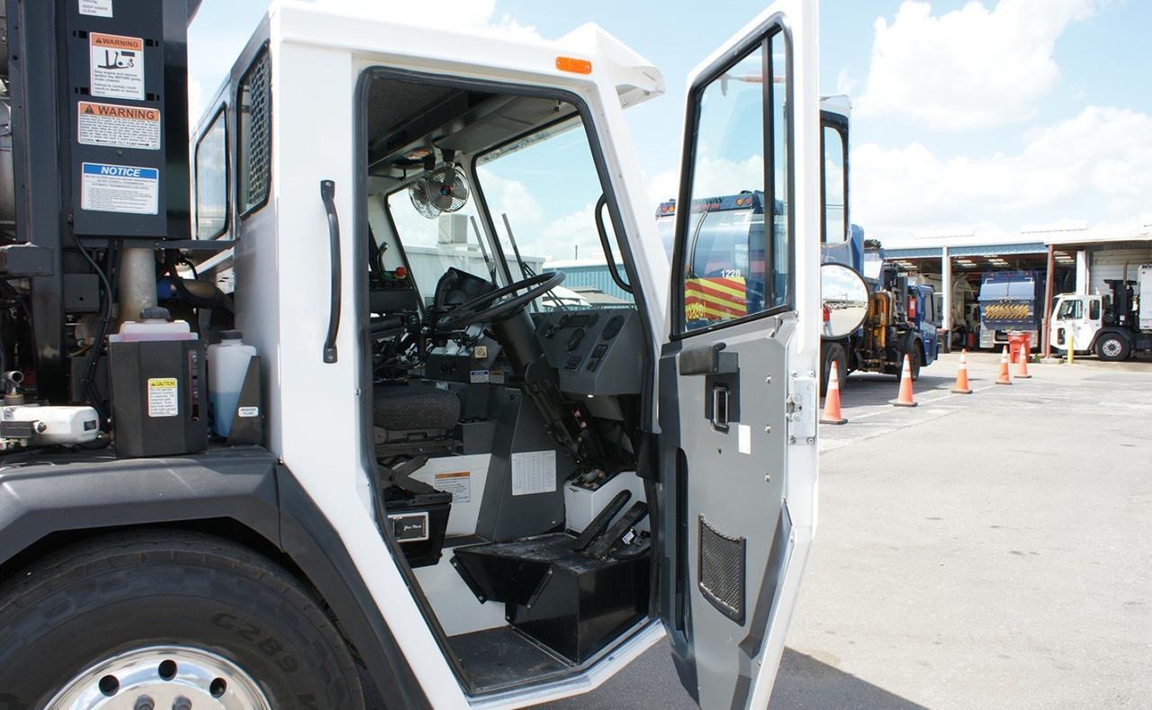 2024 Battle Motors LET 2 31 yd Pac Tech Side Loader Garbage Truck Tampa FL