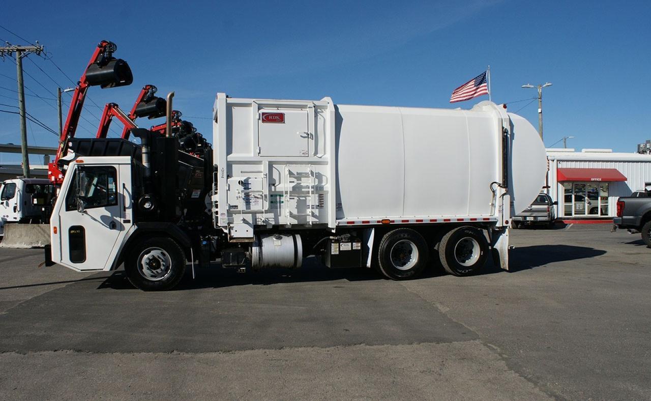 2024 Battle Motors LET2 31 yard Pac-Tech Side Loader Garbage Truck
