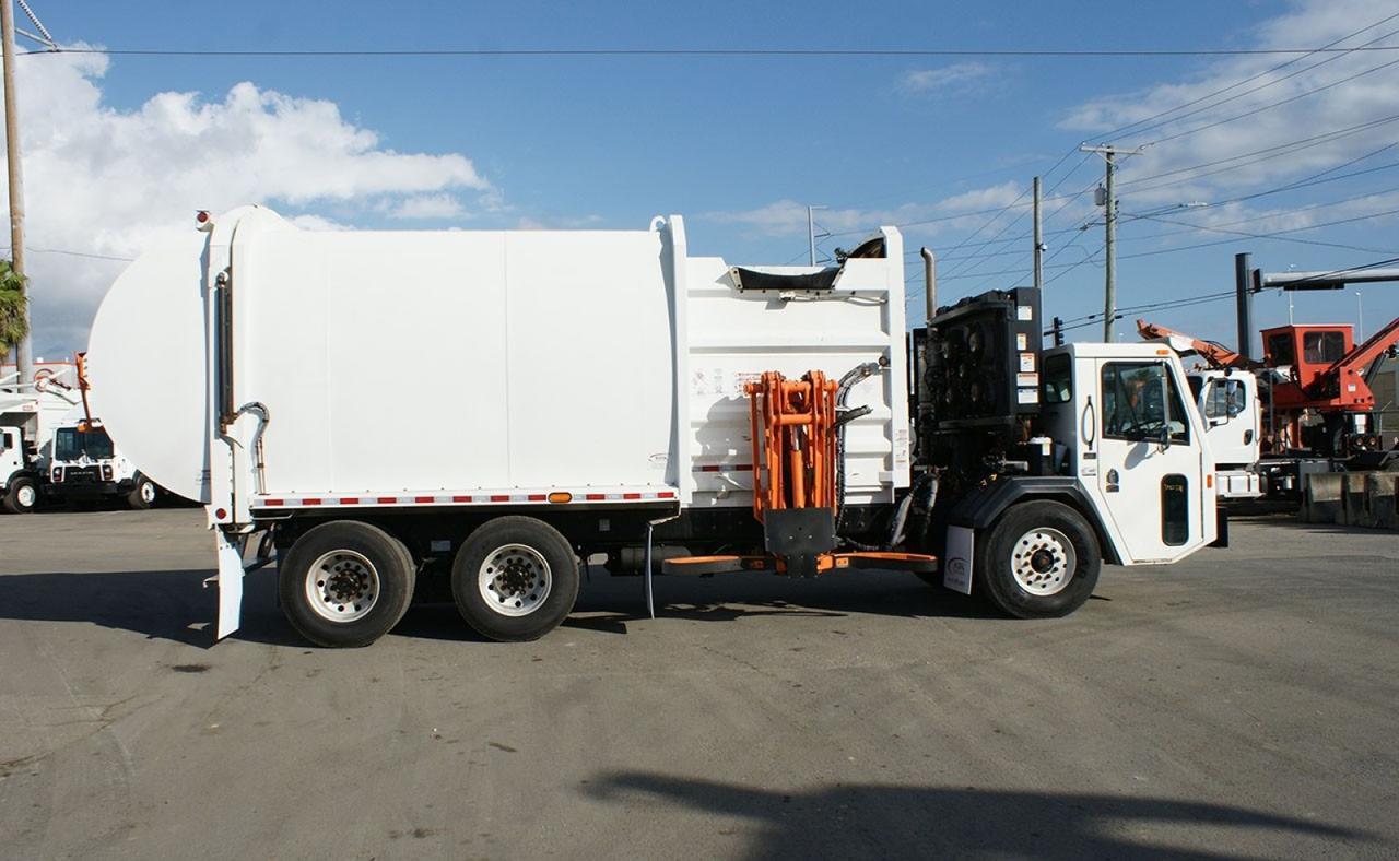 2024 Battle Motors LET2 31yd Pac Tech Side Loader Garbage Truck