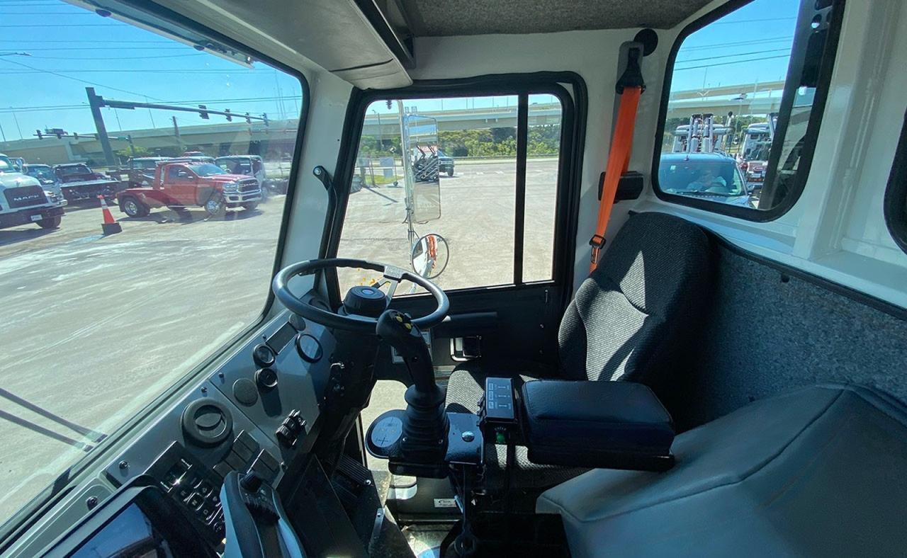 2024 Battle Motors LET2 31yd Pac Tech Side Loader Garbage Truck Tampa FL