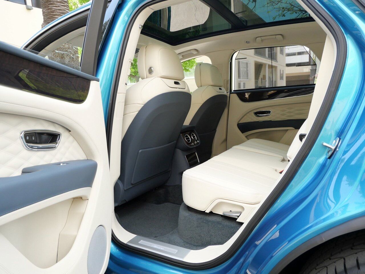 2024 Bentley Bentayga Azure Azure Lawrence KS