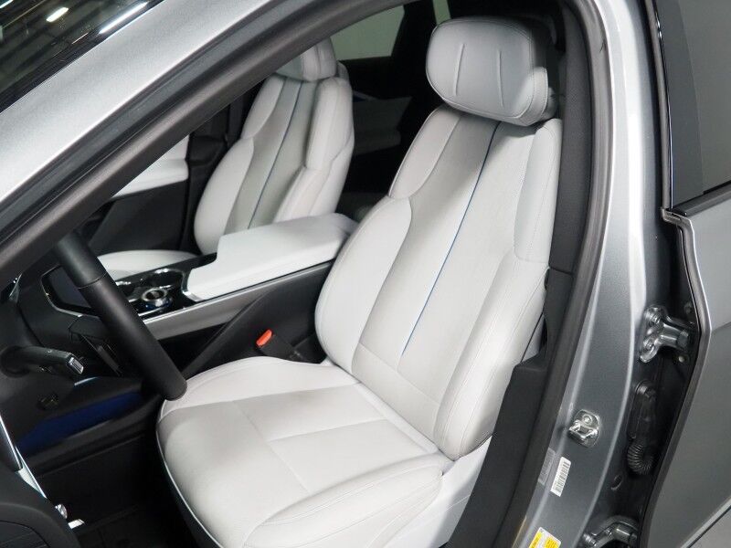 2024 Cadillac LYRIQ Luxury 1 AWD *NAVIGATION, ADAPTIVE CRUISE, SAFETY ALERTS, 360 VIEW CAMERAS, COLOR TOUCHSCREEN, PANORAMA GLASS ROOF, HEATED SEATS/STEERING, POWER LIFTGATE, 20 INCH WHEELS, WIRELESS CHARGING, ANDROID & APPLE Round Rock TX