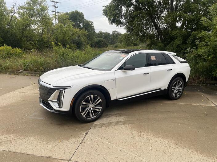 2024 Cadillac LYRIQ Luxury 3 AWD NappaLeatherPkg TraileringProvisions w/SuperCruise AdptvCrz Sunroof 20s HD-SrrndVsn Milwaukee WI