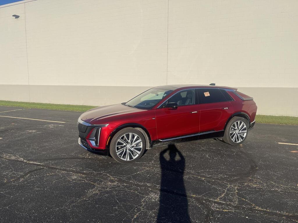 2024 Cadillac LYRIQ Luxury 3 AWD TraileringProvisions w/SuperCruise AdaptiveCruise Sunroof HtdCldMemLthr HD-SrrndVsn Milwaukee WI