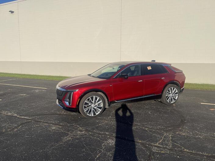 2024 Cadillac LYRIQ Luxury 3 AWD TraileringProvisions w/SuperCruise AdaptiveCruise Sunroof HtdCldMemLthr HD-SrrndVsn Milwaukee WI