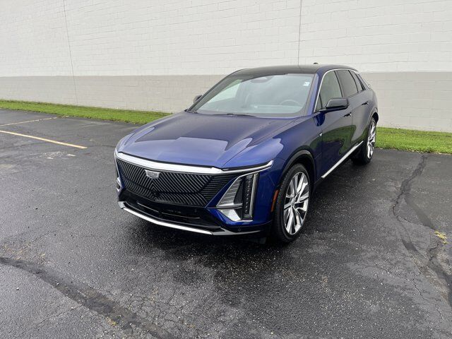2024 Cadillac LYRIQ Luxury 3 AWD TraileringProvisions w/SuperCruise Sunroof 22s FloorLiners AdptvCrz HD-SurroundVision Milwaukee WI