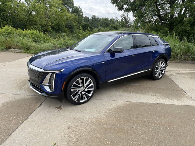 2024 Cadillac LYRIQ Luxury 3 AWD TraileringProvisions w/SuperCruise Sunroof 22s FloorLiners AdptvCrz HD-SurroundVision Milwaukee WI