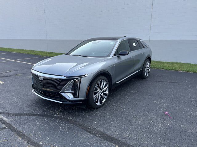 2024 Cadillac LYRIQ Luxury 3 AWD TraileringProvisions w/SuperCruise Sunroof 22s FloorLiners AdptvCrz HD-SurroundVision Milwaukee WI