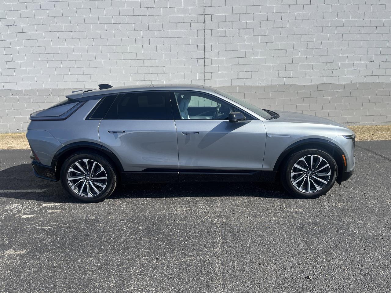 2024 Cadillac LYRIQ Sport 2 AWD w/Sunroof SuperCruise AdptvCrz TrailerPrep IntProtectPkg HtdCldMemLthr HD-SrrndVsn Saukville WI