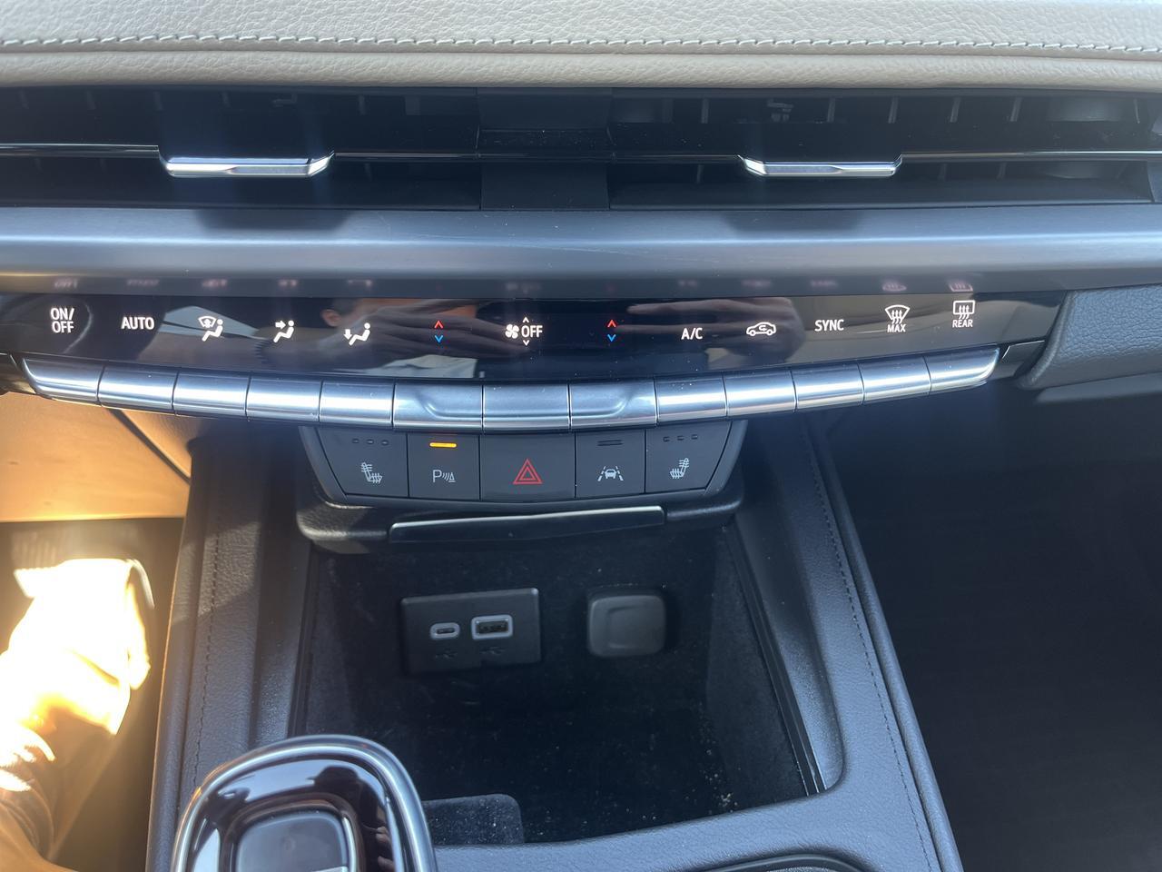 2024 Cadillac XT4 Luxury AWD ColdWx TraileringPkgs w/Sunroof HtdLthr HtdSteeringWheel Saukville WI