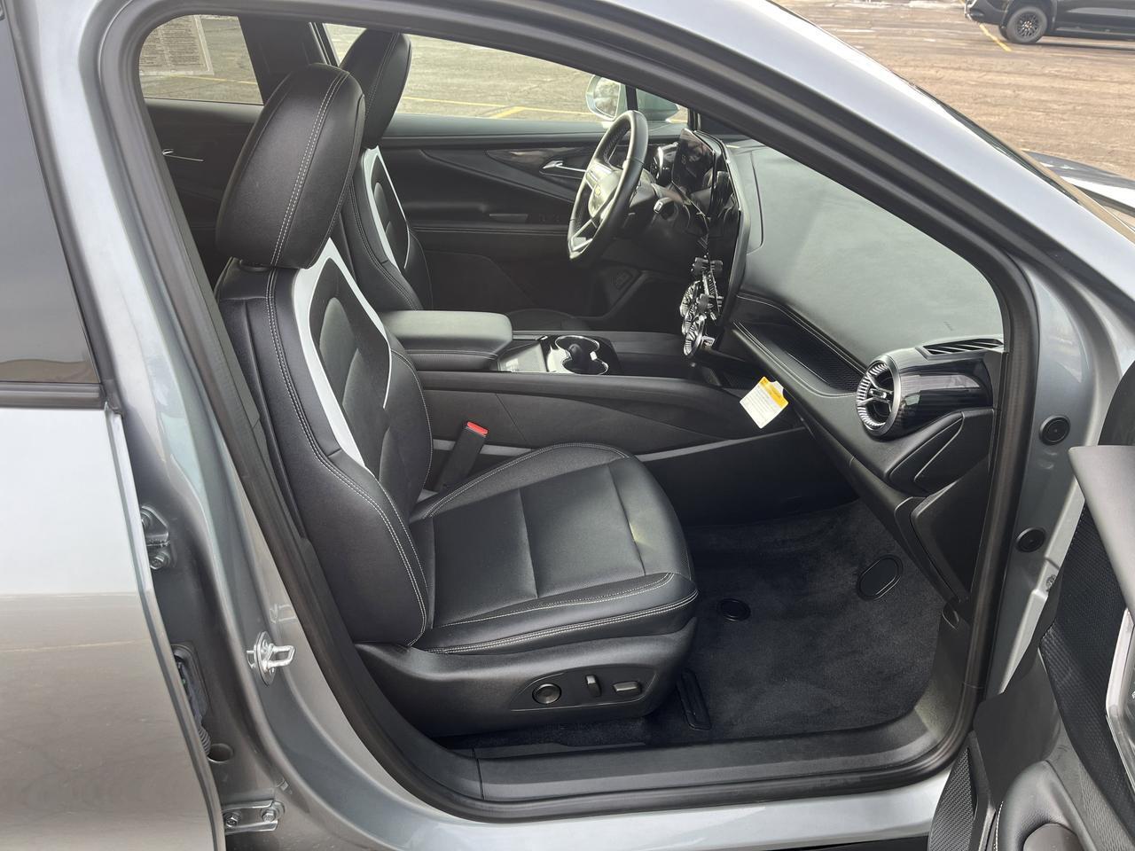 2024 Chevrolet Blazer EV LT eAWD Cmft&Conv Conv&DrvrConfPkgs w/Sunroof AdptvCrz HtdEvotex HtdStrngWhl 8-WayPwrDrvrSeat Saukville WI