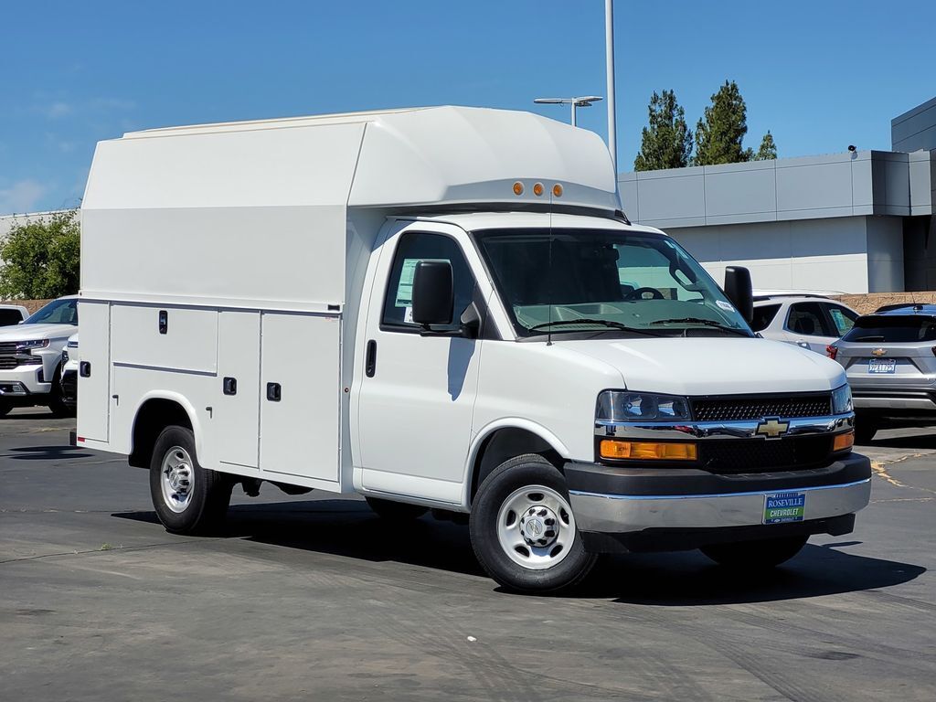 2024 Chevrolet Express 3500 2 Door Cutaway Van