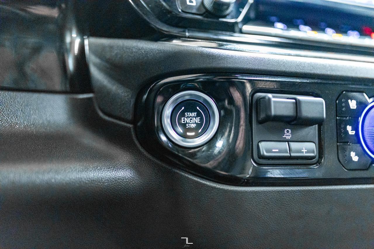 2024 Chevrolet Silverado 1500 4x4 Crew Cab ZR2 Diesel Leather Roof Nav BCam Red Deer AB