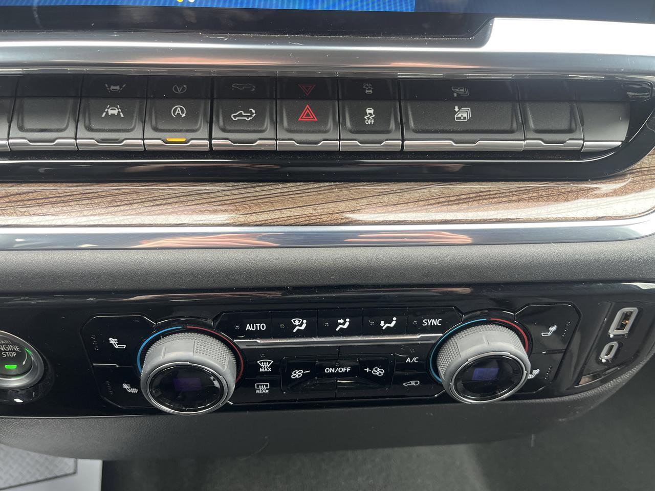 2024 Chevrolet Silverado 1500 LT Crew Cab 4WD w/20s All-TerrrainTires HtdSeats HtdSteeringWheel HD-RearCamera Saukville WI