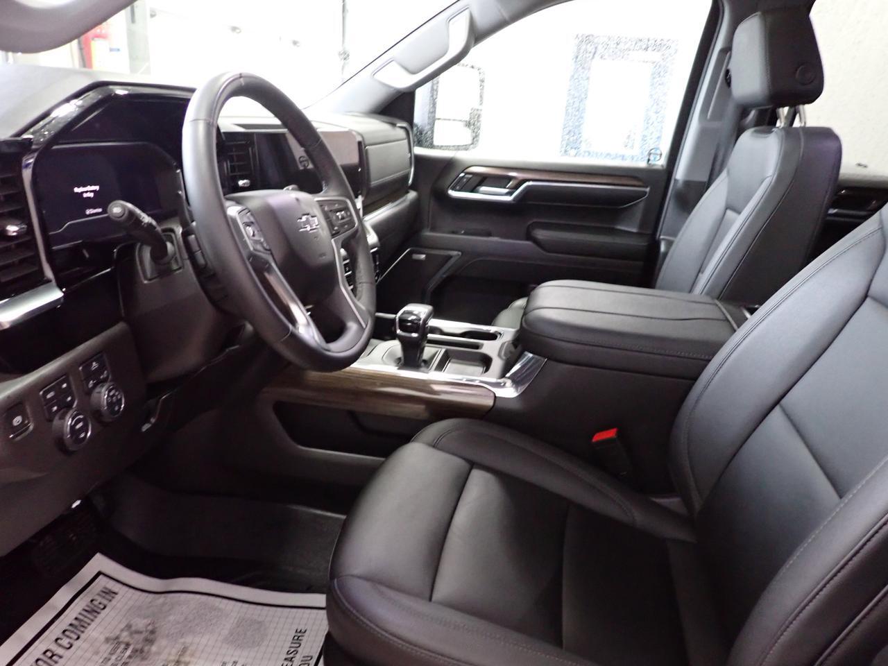 2024 Chevrolet Silverado 1500 LT Trail Boss CREW CAB 4WD LEATHER SUNROOF Listowel ON