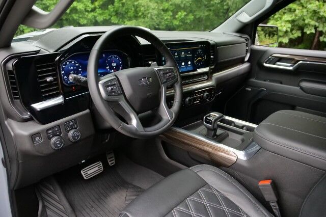 2024 Chevrolet Silverado 1500 RST 4X4 / AMERICAN LUXURY COACH / 5.3L V8! High Point NC