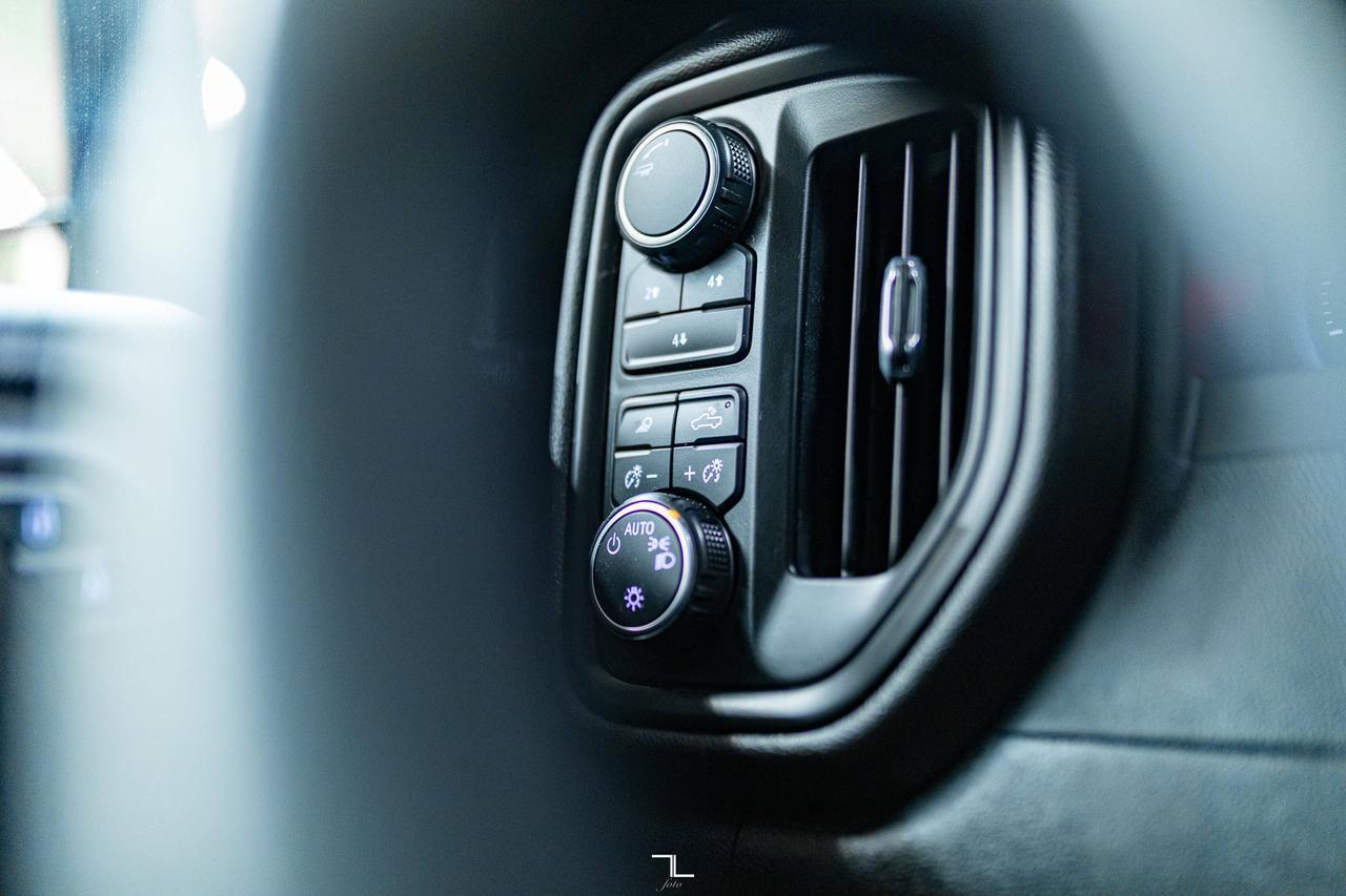 2024 Chevrolet Silverado 2500HD 4x4 Crew Cab Custom Diesel PSeat BCam Red Deer AB