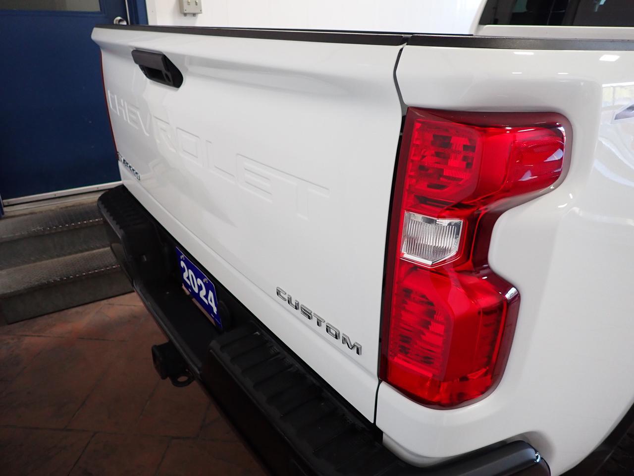 2024 Chevrolet Silverado 2500HD Custom 4WD CREW CAB 6'8 BOX Listowel ON