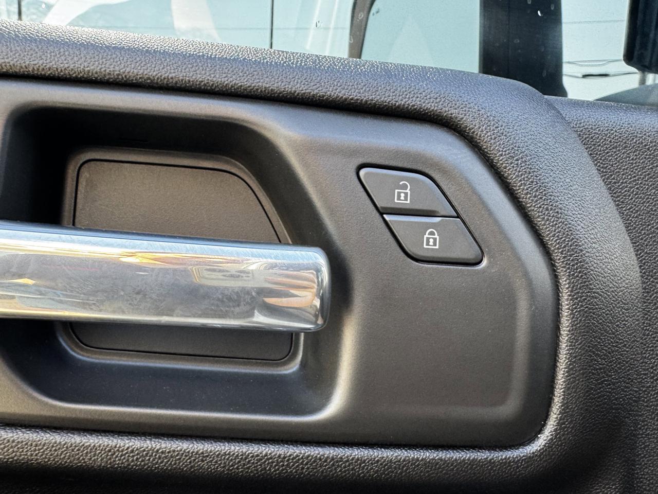2024 Chevrolet Silverado 2500HD Custom Crew Cab 4WD | Low KMs | V8 | Front Bench | BedStep | Cloth Redwater AB