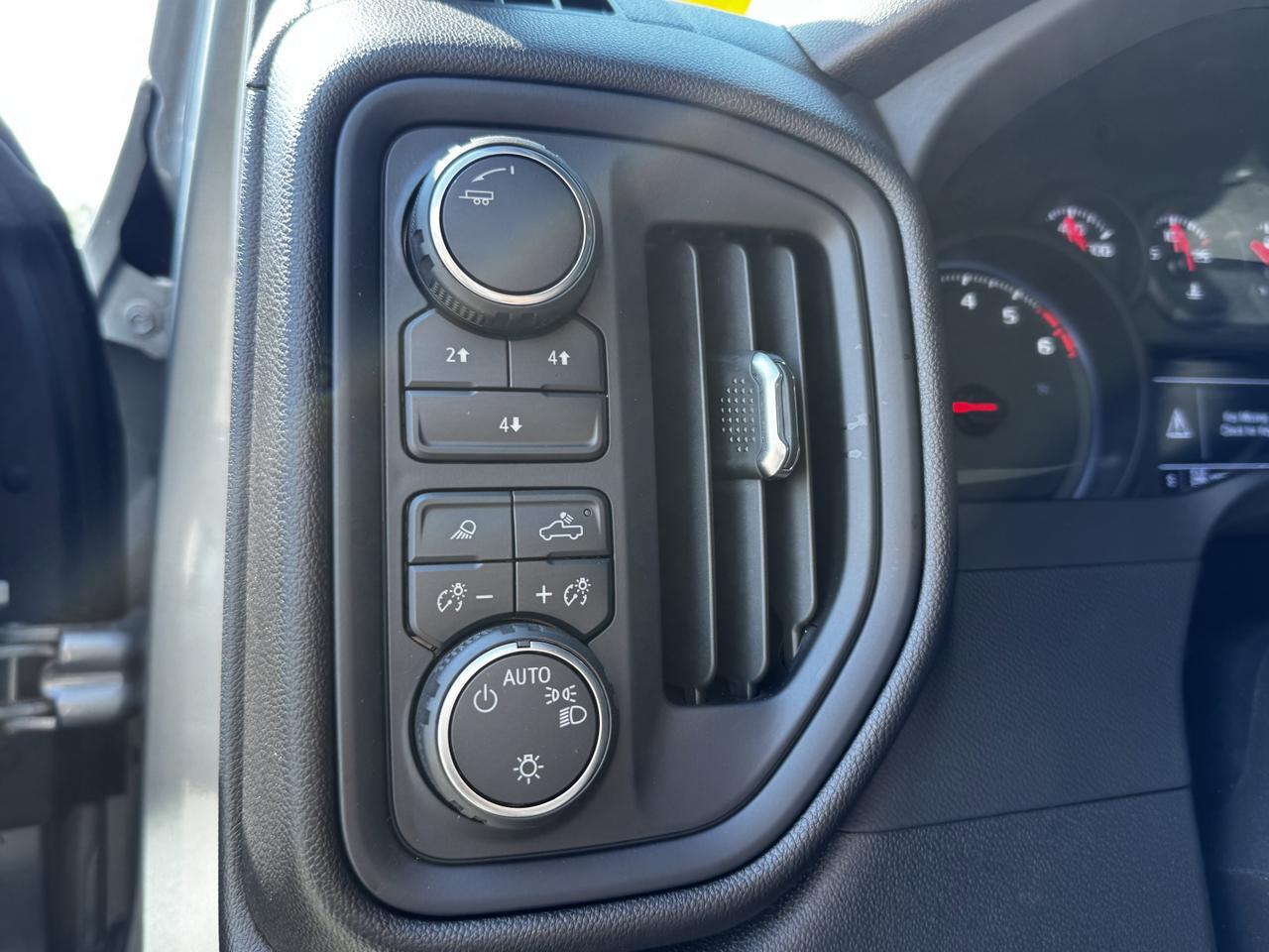 2024 Chevrolet Silverado 2500HD Custom Crew Cab 4WD | Low KMs | V8 | Front Bench | BedStep | Cloth Redwater AB